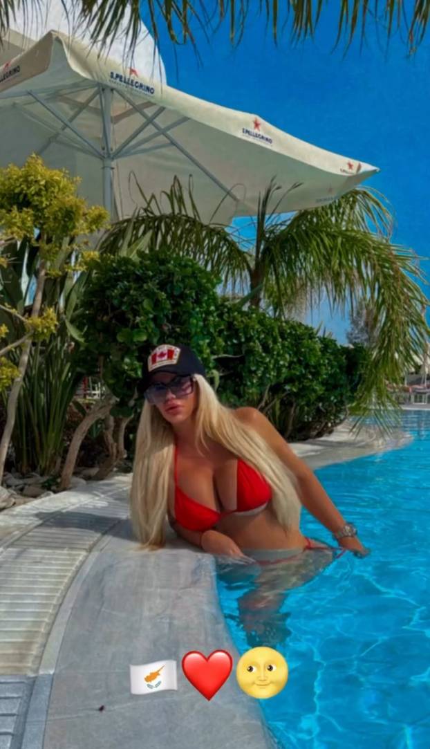 Vrući kadrovi srpske pjevačice: Ljetuje u Grčkoj, u Areni Zagreb dobila spermu od lososa za dar