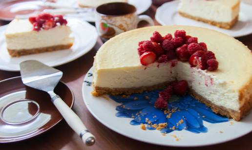 Za pripremu ovog prefinog cheesecakea treba vam samo 6 sastojaka i mikser - ne peče se