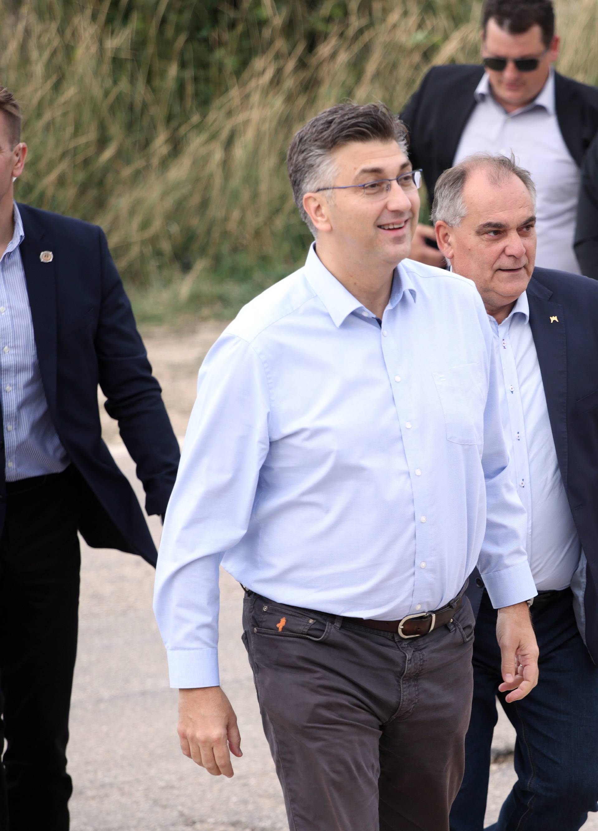 KuÄine: Premijer PlenkoviÄ u akciji poÅ¡umljavanja posadio pitomi bor