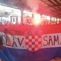 VIDEO Glavni kolodvor 'užaren'! Stigli obožvatelji vlakom: Pale baklje, dižu zastave i pjevaju