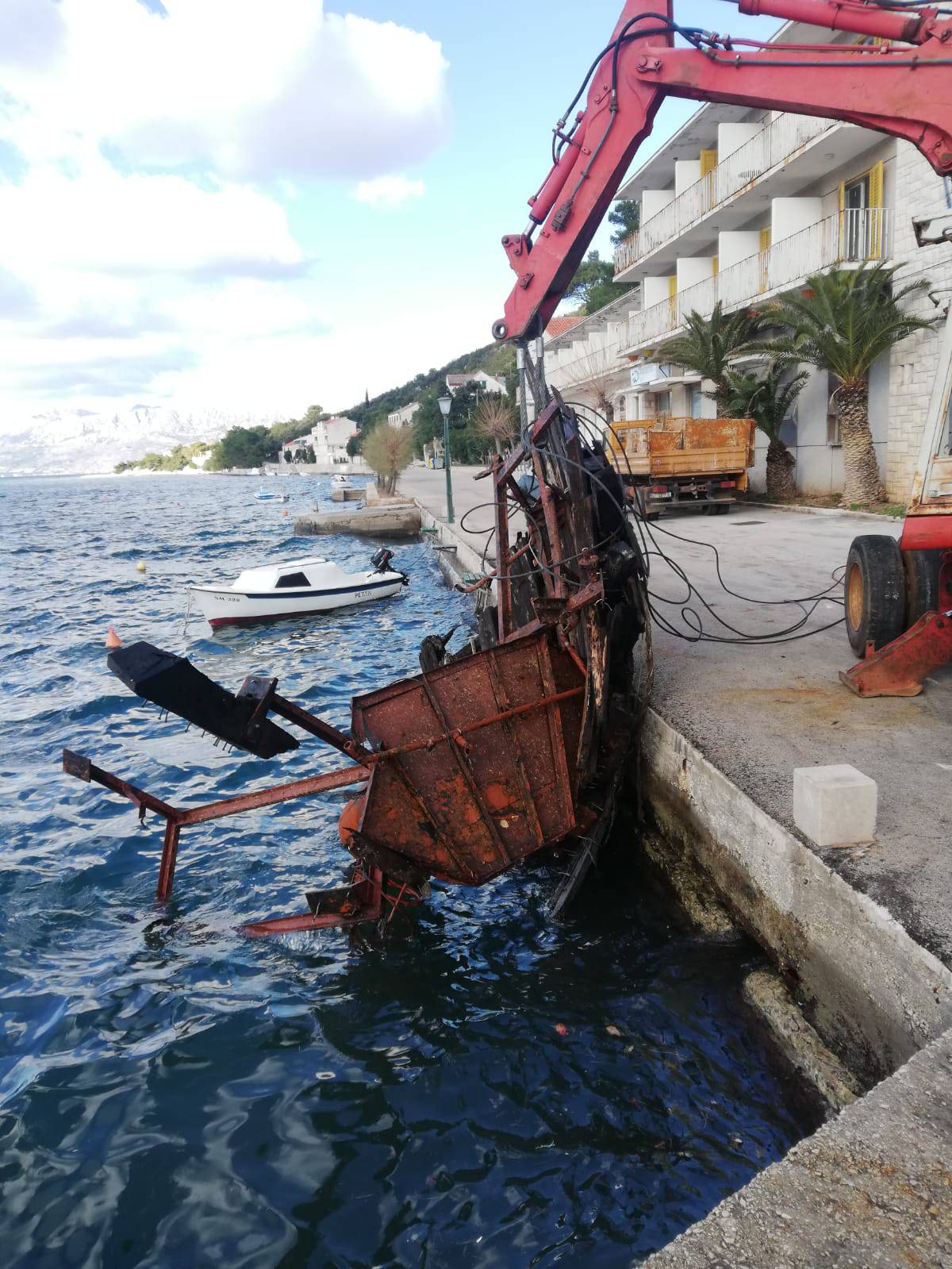 Brački 'Titanic' režu dio po dio, cijena vađenja - 180.000 kuna