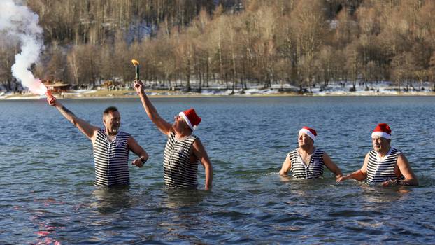 Fužine: Opatijski Kukali okupali se u hladnom jezeru Bajer
