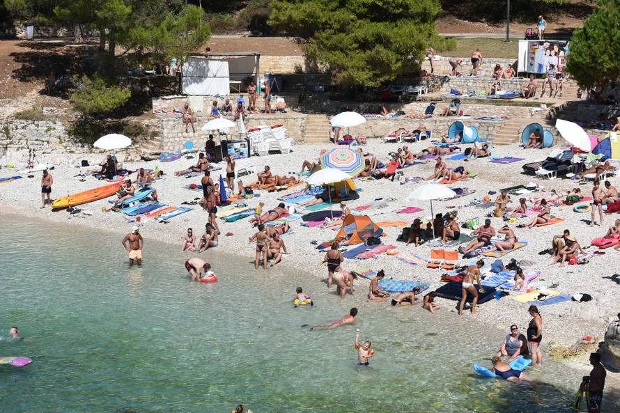 Invazija na Istru:  Nakon kitova, kupače su prestrašile meduze