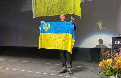 Sherlock na dodjeli nagrade podigao ukrajinsku zastavu