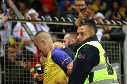 FOTO Navijač BiH htio je selfie s Ronaldom usred utakmice. Nije prošlo, odvela su ga trojica...