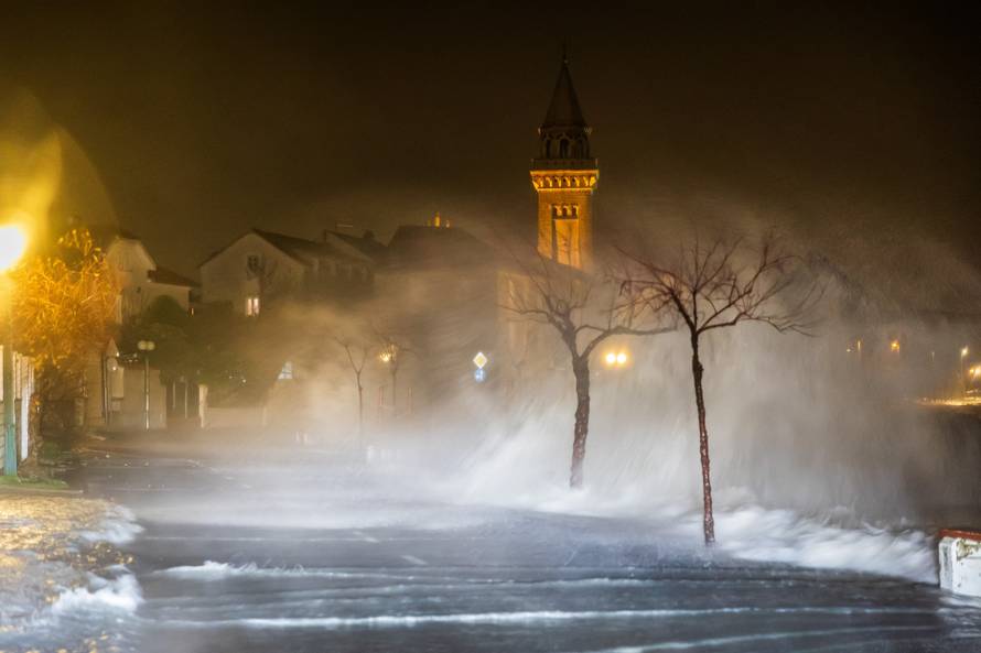 Kaštela: Ciklonalna plima poplavila rivu i okolne ulice