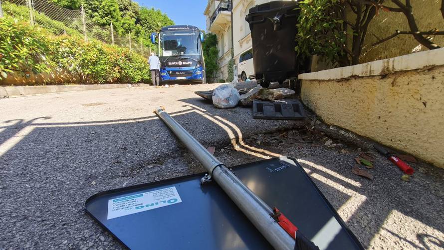 FOTO Divljaci u Opatiji bacali bengalke na prozore Slavenovih igrača! Razbili i staklo autobusa