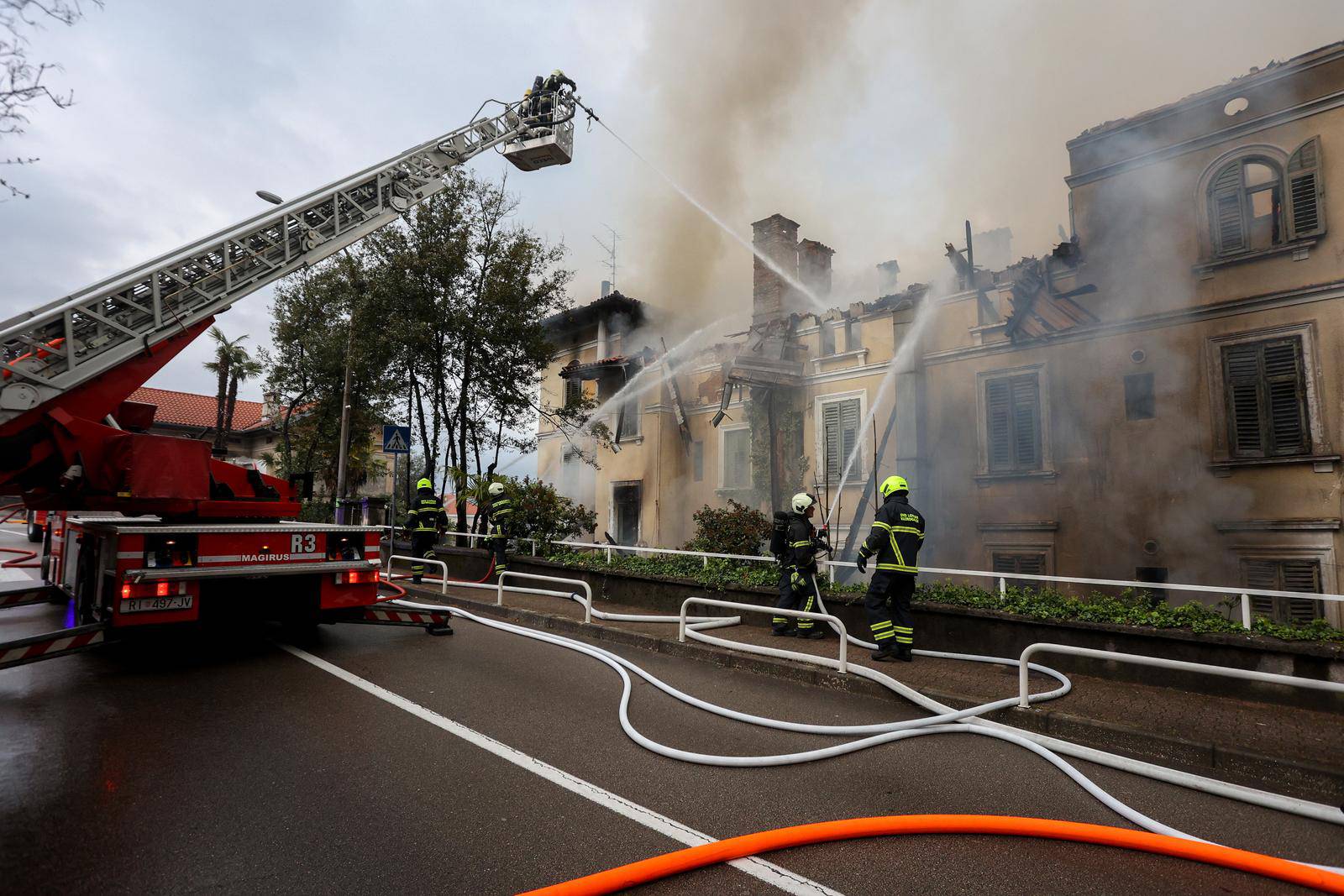 Požar hotela Miramar u centru Lovrana