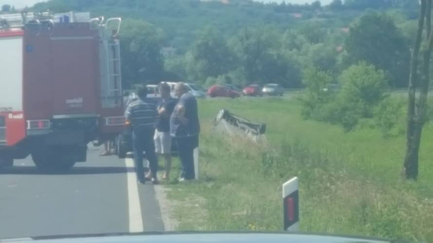 Sudarila se tri auta: Dvoje ljudi je ozlijeđeno, a jedan poginuo