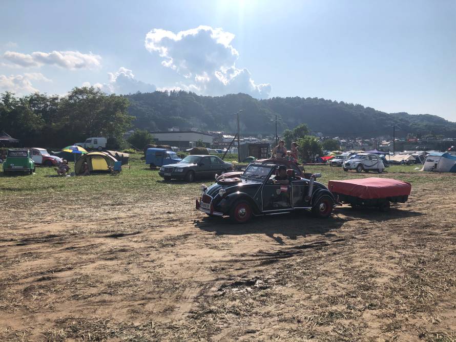 Spačeki okupirali Trg: Ma ovo je naš automobilski Woodstock