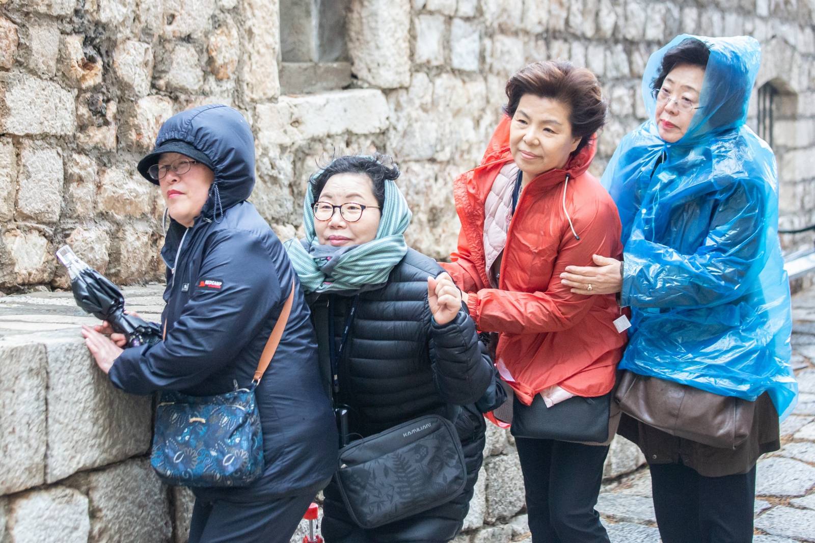 Dubrovnik: Neki turisti prkose jakom vjetru i odluÄno obilaze gradske znamenitosti