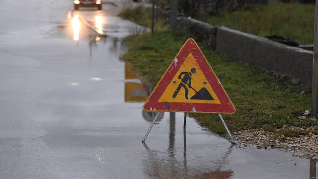 Šibenik: Nakupljena voda na prometnicama nakon obilne kiše otežava promet