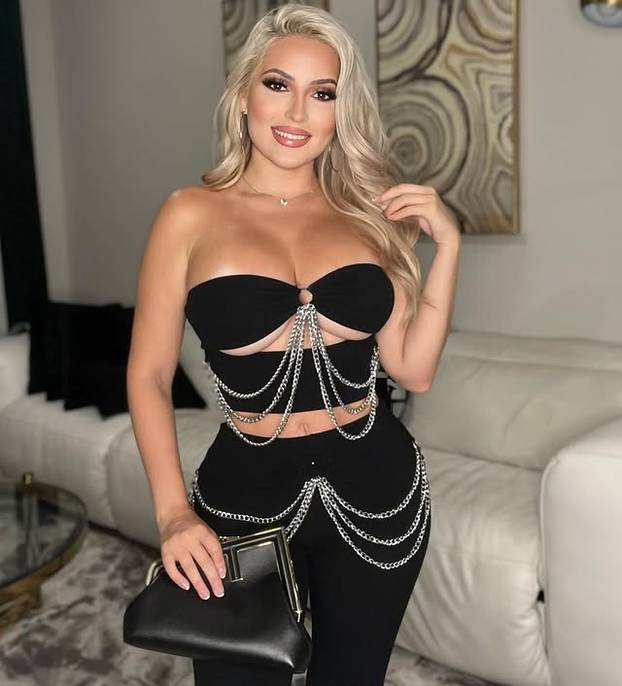 FOTO Uz nju ne trebate darove: Bujna ljepotica zna uklopiti atribute u blagdansku estetiku