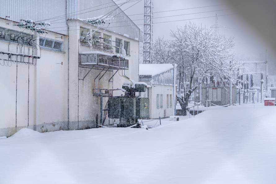 Otočac: Zbog mokrog snijega koji pada dio Like ostao bez struje