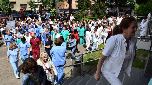 Sl. Brod: Prosvjed medicinskih sestara, tehničara i nezdravstvenog osoblja ispred Opće bolnice