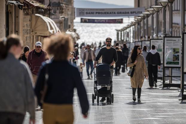 Split: Sunčano i toplo poslijepodne građani proveli na rivi