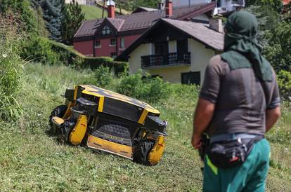 Gračani: Zagrebački Zrinjevac počeo je koristiti kosilice za travu na daljinsko upravljanje