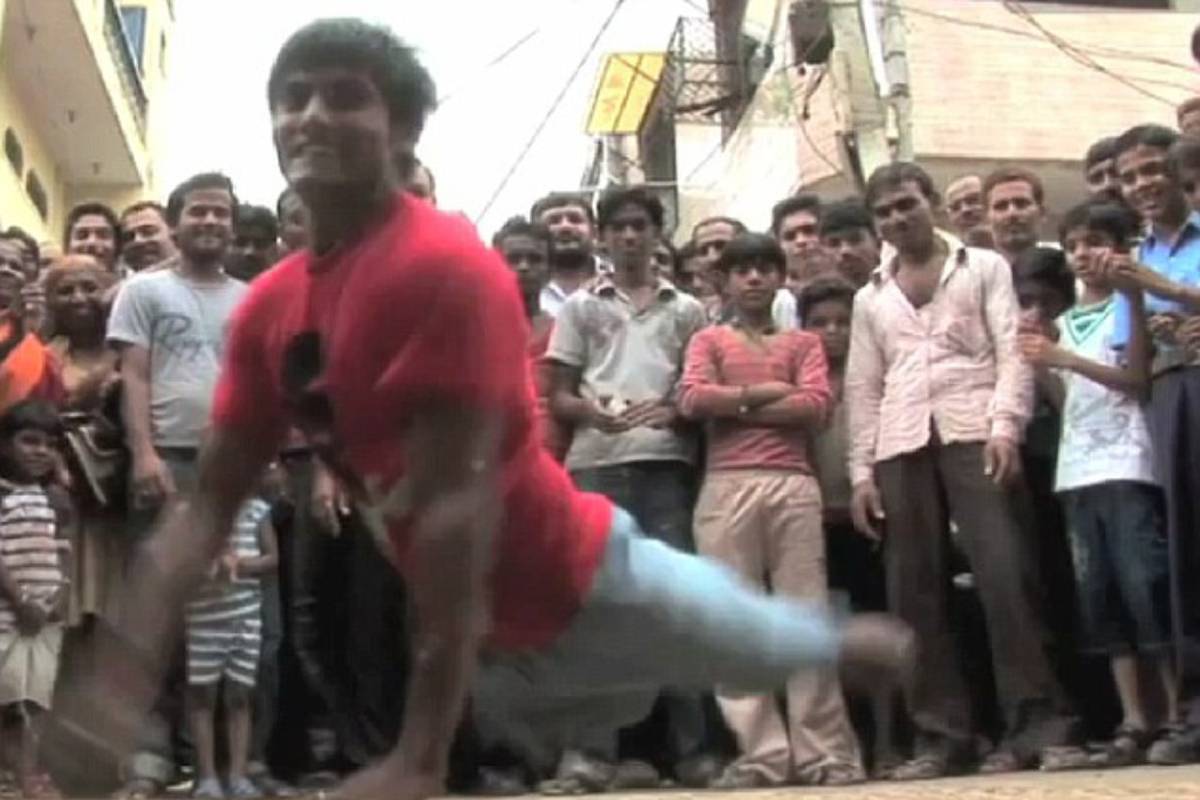 Neki nikad ne nauče plesati, a Indijac 'brejka' bez obje noge