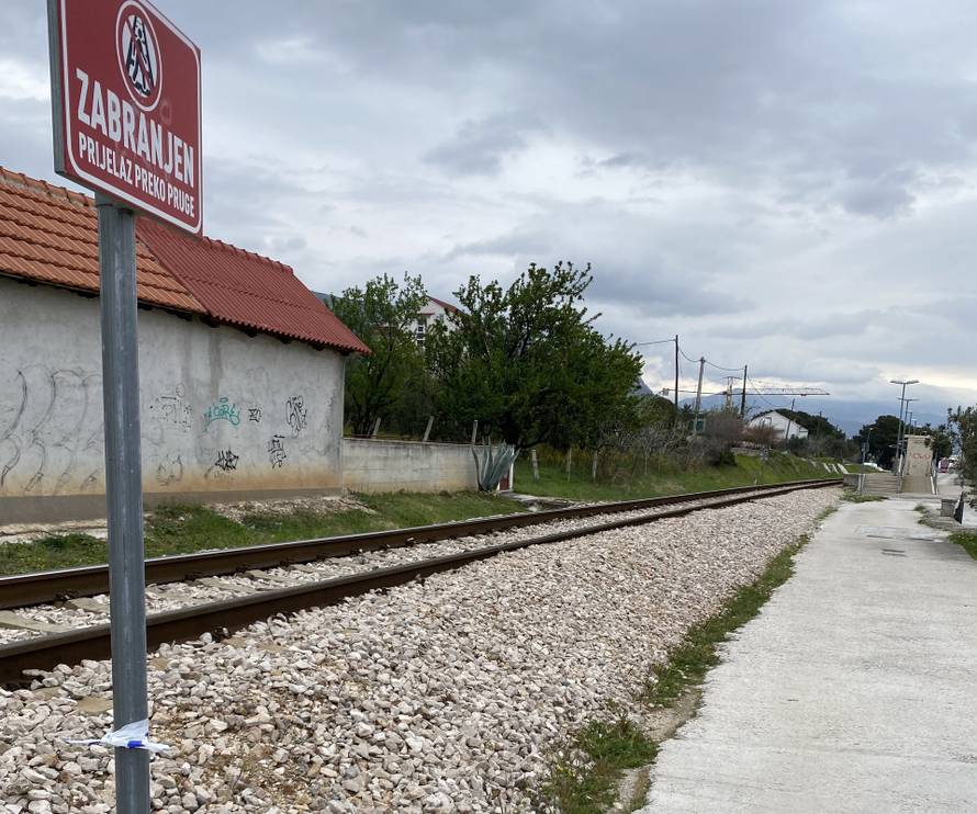 Tragedija u Kaštelima: 'Kažu da je dečko hodao po pruzi i da je imao slušalice. Vlak je trubio...'