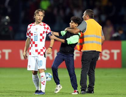 FOTO Luku Modrića opsjedali su armenski navijači po završetku utakmice. Pogledajte reakciju...