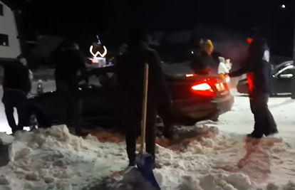 VIDEO Splićanin u Mercedesu zapeo u snijegu na Vlašiću: Brzo mu pomogla skupina mladića