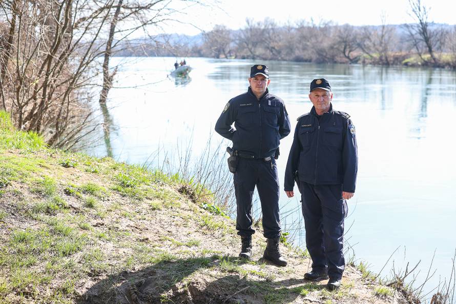 24sata Hrvatska Kostajnica: Policajci koji su prvi pronašli migrante koji su spašeni iz rijeke Une