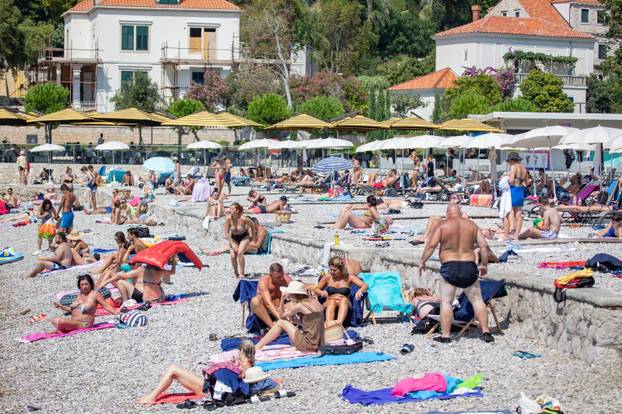 Dubrovnik: Plaža u uvali Lapad prepuna turista