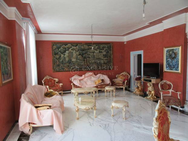 Ovako nešto nikad niste vidjeli! Prodaje se stan u Opatiji: Zlato, mramor, kipovi koji nose TV...