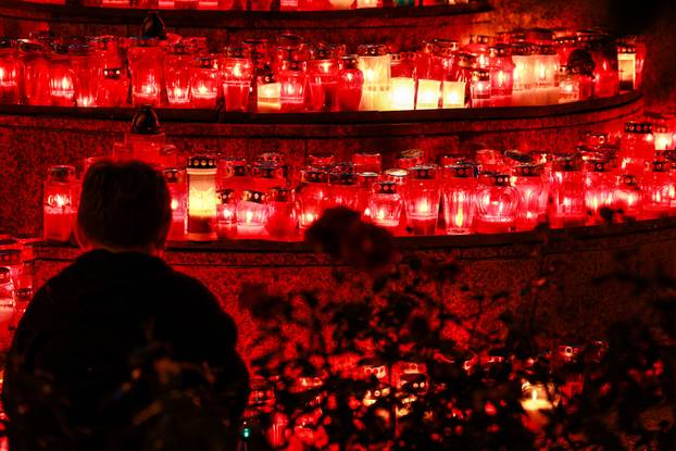 Zagreb: Trepet svijeća u sumrak na groblju Stenjevec na blagdan Svih svetih