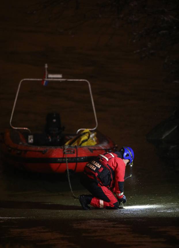 Zagreb: Zbog loših vremenskih uvjeta obustavljena potraga u rijeci Savi