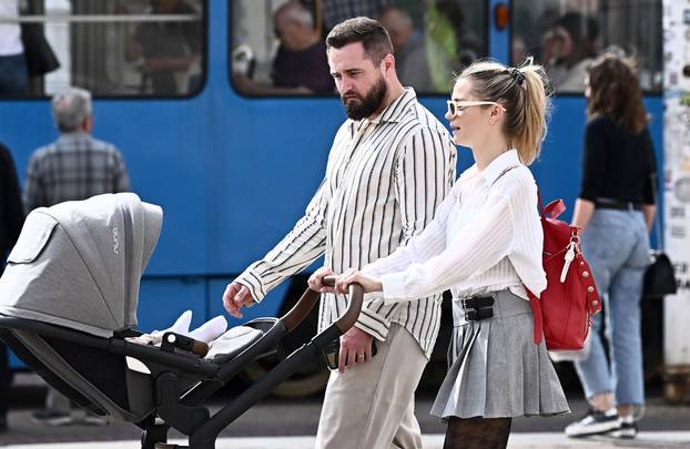 Zagreb: Matija Cvek s obitelji prošetao gradom