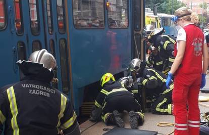 Žena podletjela pod tramvaj u Zagrebu, vatrogasci ga dizali