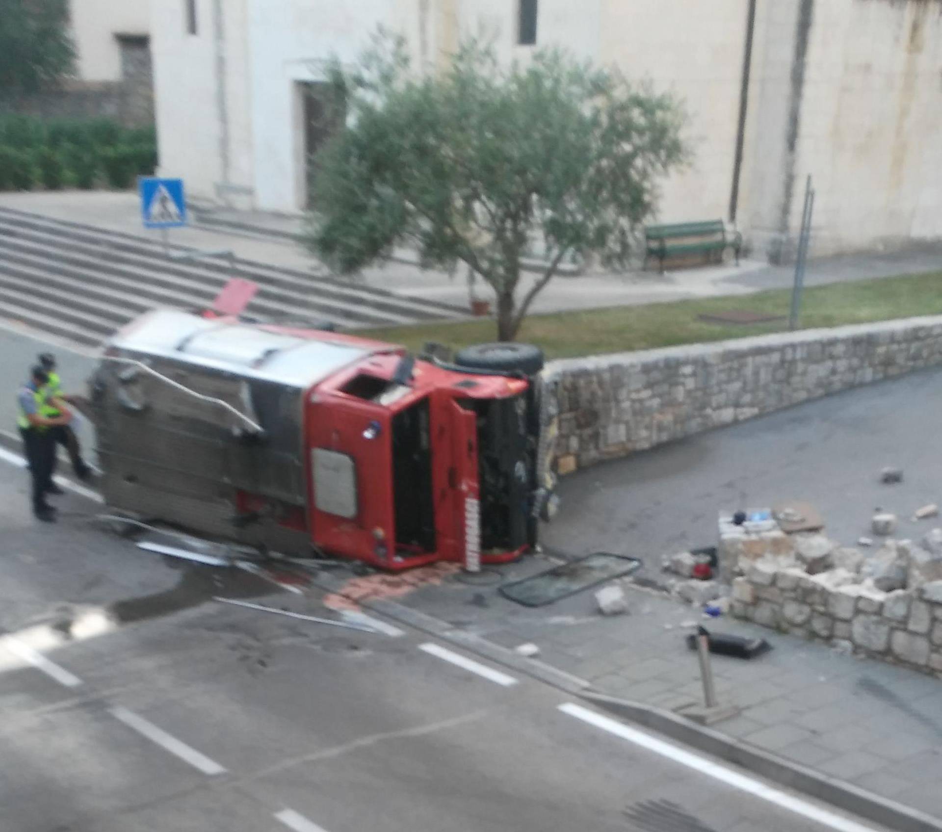 Četvero ljudi je ozlijeđeno u prometnoj nesreći u Kninu