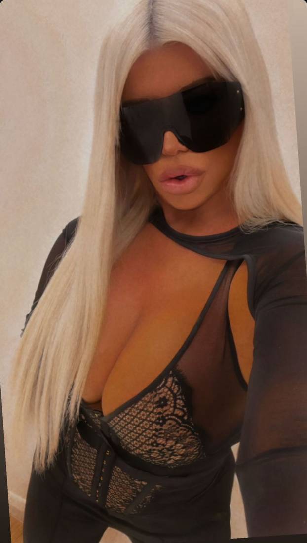 Vrući kadrovi srpske pjevačice: Ljetuje u Grčkoj, u Areni Zagreb dobila spermu od lososa za dar