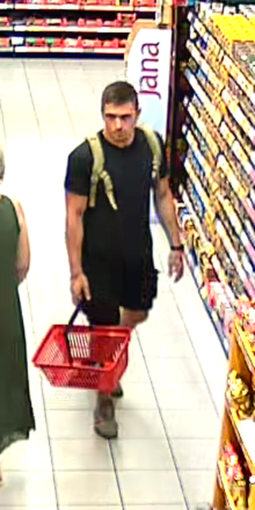 Policija objavila fotografiju: Traže muškarca zbog krađe u trgovačkom centru u Solinu