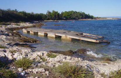 Odlomljeni betonski mol nasukao se na plaži u Istri