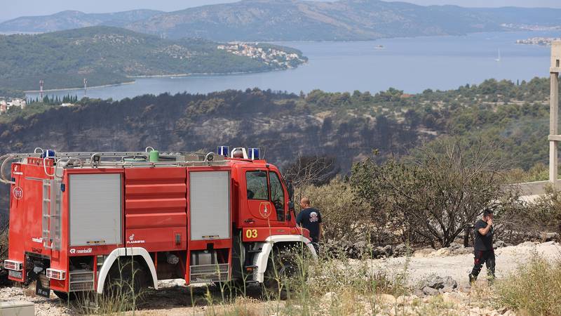 Požari kod Senja i na Čiovu aktivni, ugašen kod Kistanja