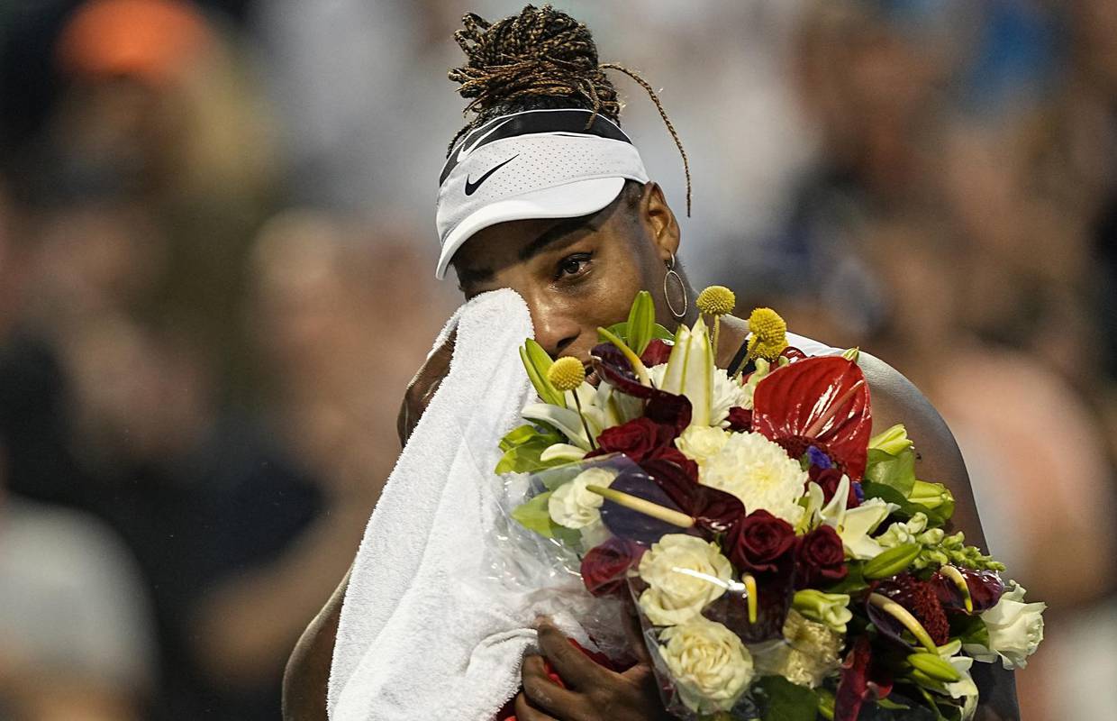 Navijači ovacijama prekidali meč, Serena završila u suzama