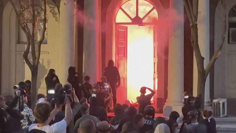 VIDEO Tirana u plamenu: Studenti zapalili ministarstva i traže ostavku premijera