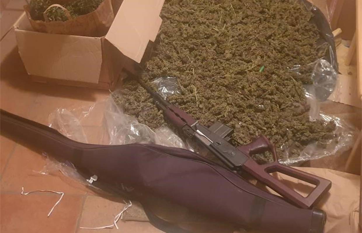 U kući mu našli pušku, pištolj i skoro pet kilograma marihuane