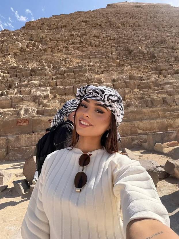 FOTO Tko je ova tajanstvena ljepotica? Društvene mreže gore zbog fotki u oskudnom bikiniju