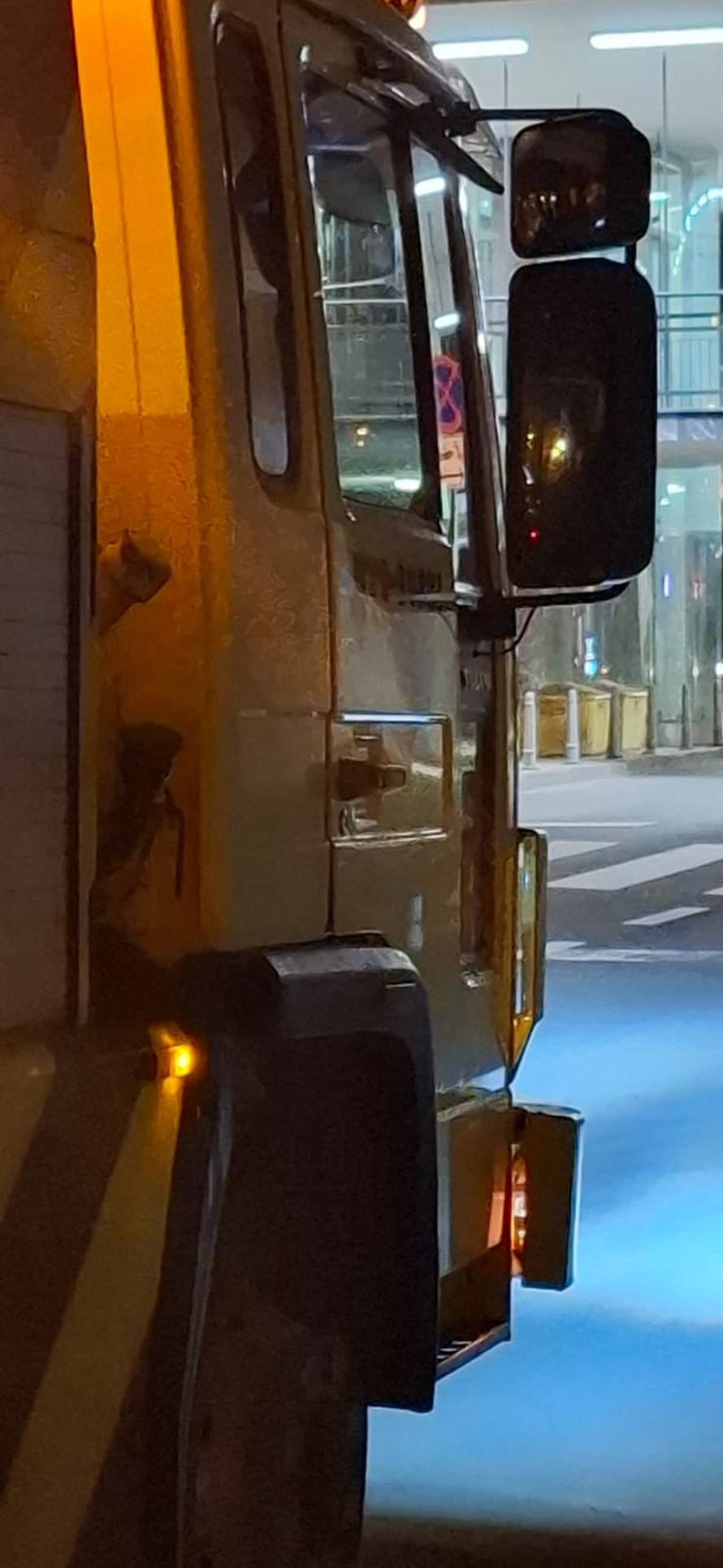 VIDEO Kamion zaglavio ispod stepenica zagrebačke gradske uprave, polomio ogradu i vozilo