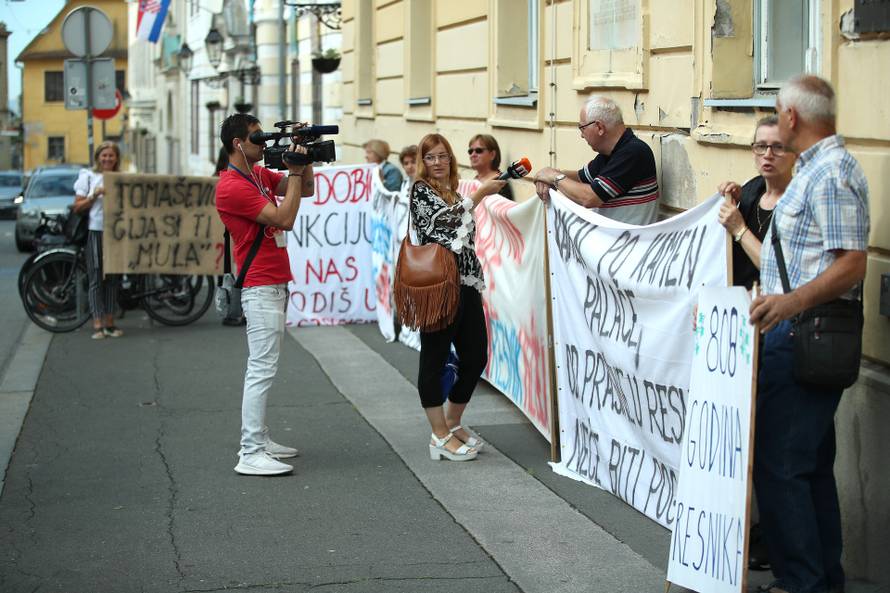 Zagreb: Gradonačelnika ispred Skupštine dočekao prosvjedni performans Udruge za zaštitu okoliša Resnik 