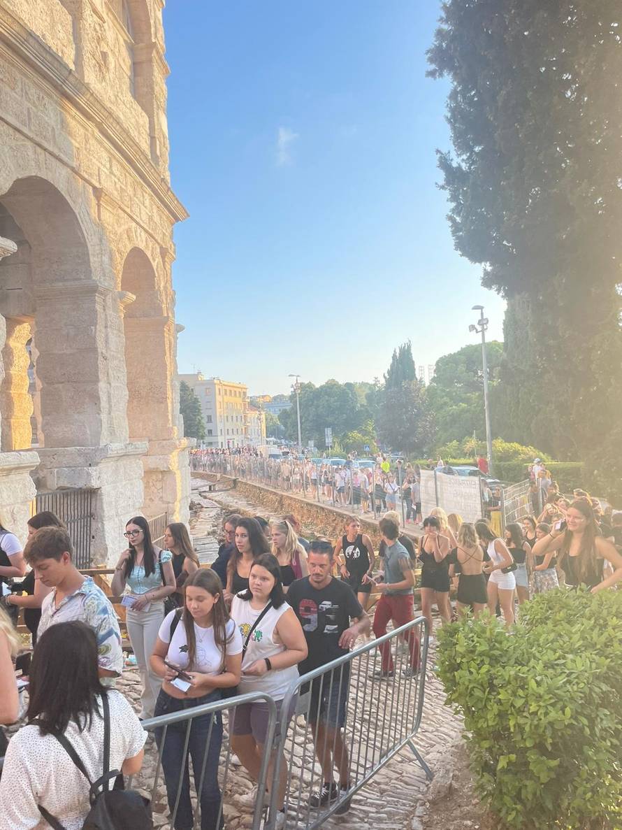 Kilometarski redovi pred pulskom Arenom: Na Arctic Monkeyse stigli i poznati