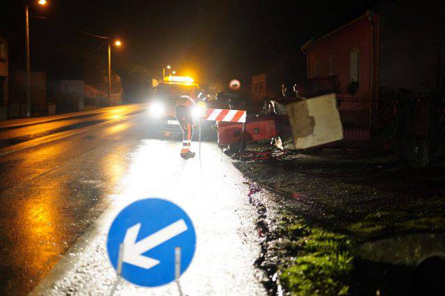 Zabio se u traktor koji se onda prevrnuo, vozač je ozlijeđen...