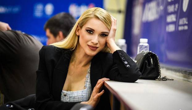 FOTO Srpska voditeljica osvojila euroligaške parkete, zablistala i u Zadru. Govori tri strana jezika