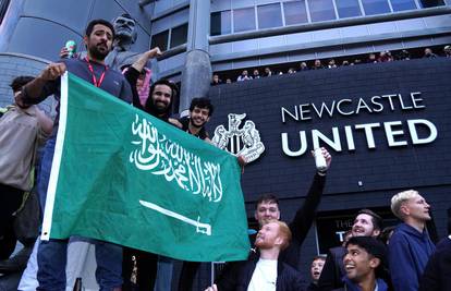 Slavlje u Newcastleu: Saudijski princ težak 320 milijardi funti kupio slavni engleski klub!