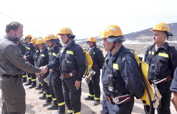 Ministar obrane Mario Banožić obišao protupožarne snage angažirane na gašenju požara kod Segeta Gornjeg