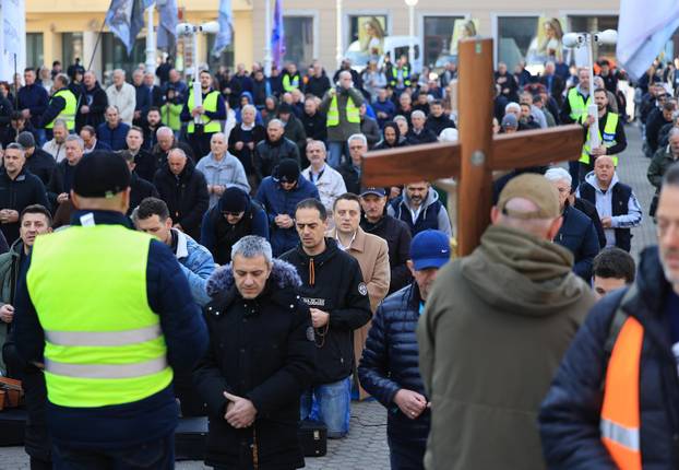 Zagreb: Muška molitva i popratni prosvjed na glavnom gradskom trgu