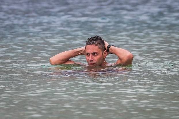 Makarska: Robert Tarčuki svaki dan se kupa unatoč zimi